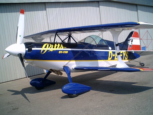 Tambien construida por su piloto esta Pitts S1-11B fue el último biplano en competir en un Europeo. Su pintura con muchas lineas rectas busca facilitar su labor a los jueces..